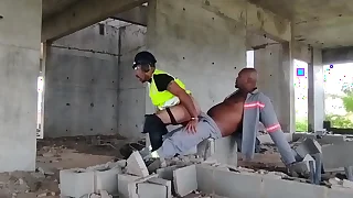 Pedreiro aproveita que não tem ninguém na obra pra fuder o encarregado